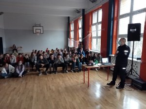 policjant prowadzi prelekcje dla młodziezy