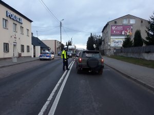 policjanci sparwdzaja trzeźwość kierowców
