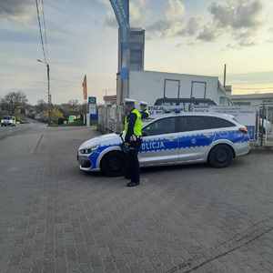 policjanci kontroluja prędkość pojazdów