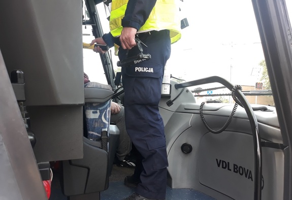 Policjanci dla bezpieczeństwa podróżujących kontrolują autokary