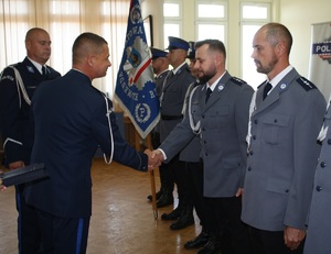 Pierwszy Zastępca komendanta Wojewódzkiego Policji w bydgoszczy wspólnie z Komendantem Powiatowym Policji w Rypinie wręczają akty mianowania rypińskim policjantom