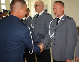Pierwszy Zastępca komendanta Wojewódzkiego Policji w bydgoszczy wspólnie z Komendantem Powiatowym Policji w Rypinie wręczają akty mianowania rypińskim policjantom