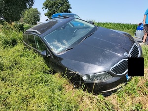 samochód skoda stojący w rowie