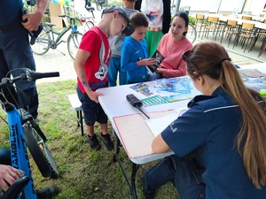 uczestnicy pikniku oglądają ulotki przy policyjnym stanowisku