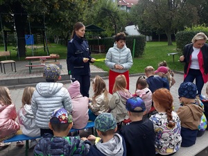 policjantka rozdaje odblaski