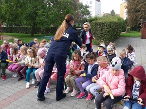 policjantka rozdaje odblaski