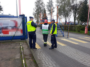 policjanci rozmawiają z kierownictwem akcji ratowniczej