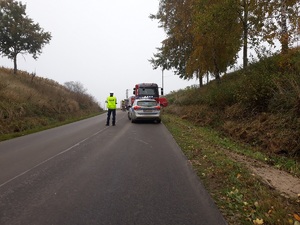 policjanci na drodze kierują ruchem