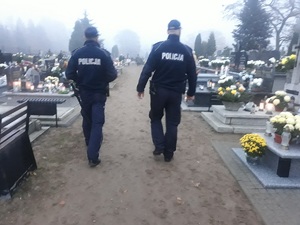 policjani patrolują cmentarz