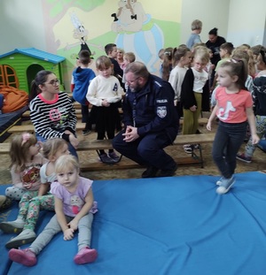 zdjęcie grupowe policjanta z dziecmi