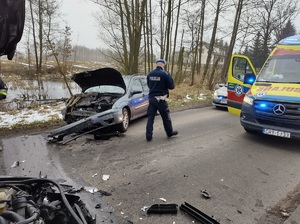 na drodze stojące pojazdy, policjant oraz karetka pogotowia