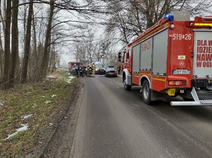 miejsce wypadku, stojące samochody strażackie oraz ratownicy