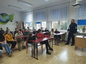 policjant z uczniami w klasie