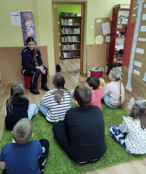 policjantka prowadzi prelekcję dla dzieci