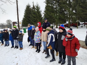 policjant z dziecmi stoi na dworze