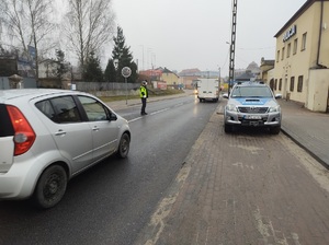 policjant na drodze zatrzymuje pojazdy