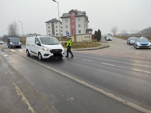 policjant na drodze podchodzi do pojazdu