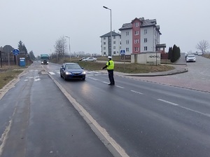 policjant na drodze zatrzymuje samochód