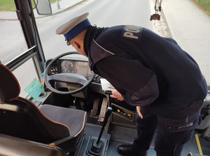 policjant patrzy na stacyjkę w pojeżdzie