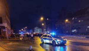 policjanci prowadzą droge krzyzowa