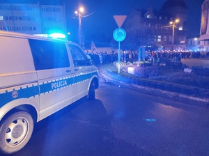 policjanci blokujący drogę