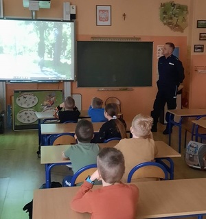 policjant prowadzi prelekcje dla dzieci