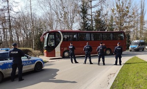 policjanci zabezpieczają przejazd kibiców