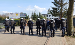 policjanci stoja przed wejsciem na stadion