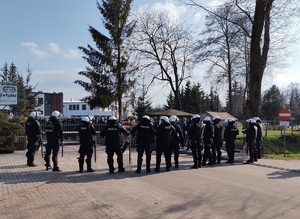 policjanci stoja przed wejscie na stadion