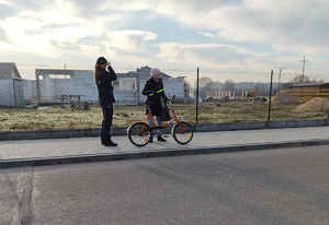 policjantka wręcza odblaski rowerzyście