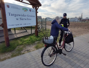 policjantka wręcza odblaski rowerzyście