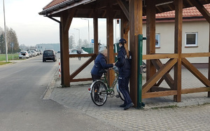 policjantka wręcza odblaski rowerzyście