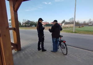 policjantka wręcza odblaski rowerzyście