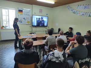 policjantka prowadzi prelekcje dla uczniów