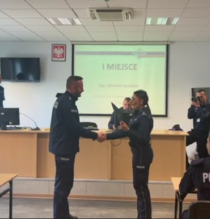 policjant odbiera gratulacje