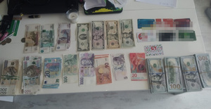 pieniądze zabezpiecone przez policjantów w różnych walutach