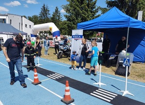 mężczyzna z załozonymi alkogoglami pokonuje slalom