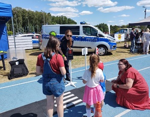 policjantka trzyma syglalizacje świetlna i pokazuje czerwone światło