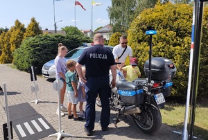 policjant prezentuje uczestnikom motocykl policyjny