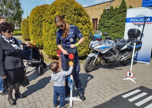 policjant pokazuje dzieciom sygnalizacje świetlna