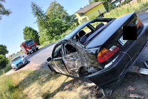 rozbite auto, w tle stoi radiowóz oraz wóz strazacki