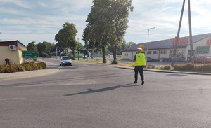 policjant na drodze zatrzymuje pojazd