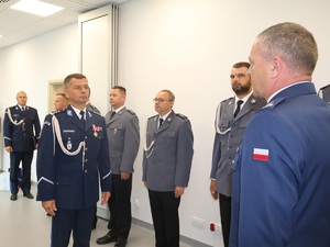 dowódca uroczystości składa meldunek pierwszemu Zastępcy Komendata Wojewódzkiego Policji w Bydgoszczy
