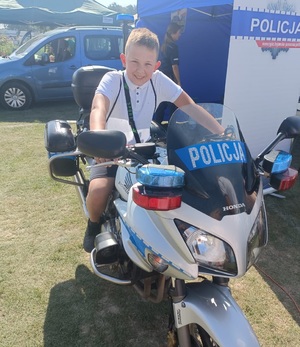 jedno dziecko na policyjnym motocyklu