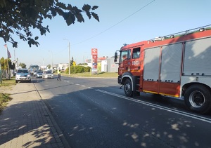 policjant na drodze kieruje ruchem