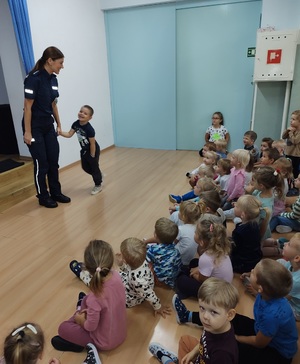 policjatka trzyma z ręce chłopca