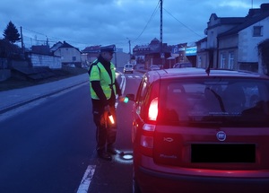 policjant stoi przy pojezdzie