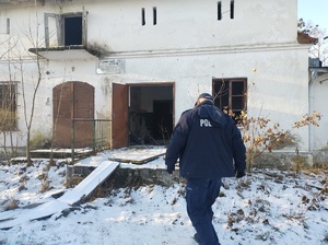 policjant idący w kierunku pustostanu