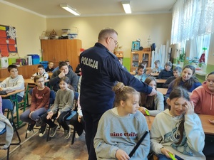 policjant rozdaje odblaski