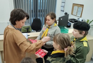 fotografia przedstawiająca wolontariuszy z Hufca ZHP Rypin podczas zbiórki dla WOŚP